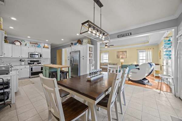 H2000 -Dog friendly, enclosed yard, private grill, cargo lift