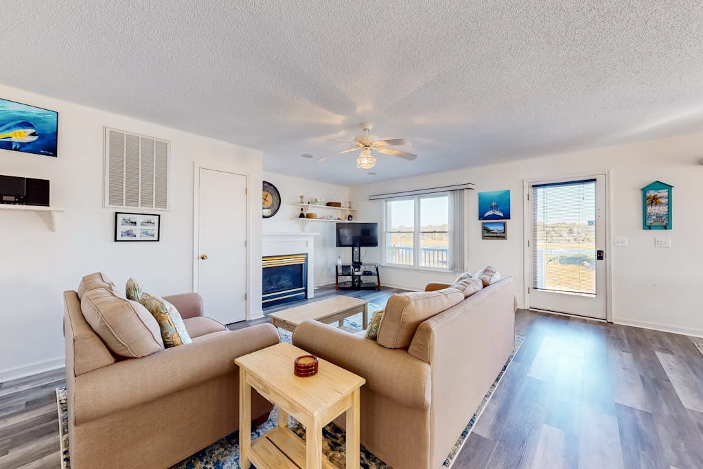 Multi-level house near Intracoastal waterway & beach with AC, patio, deck, & W/D