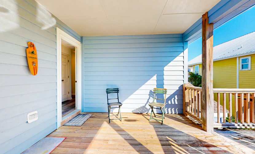 Multi-level house near Intracoastal waterway & beach with AC, patio, deck, & W/D