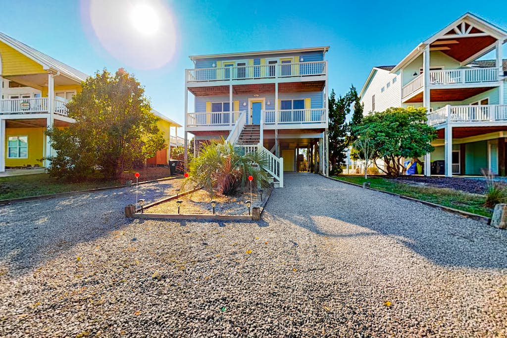 Multi-level house near Intracoastal waterway & beach with AC, patio, deck, & W/D