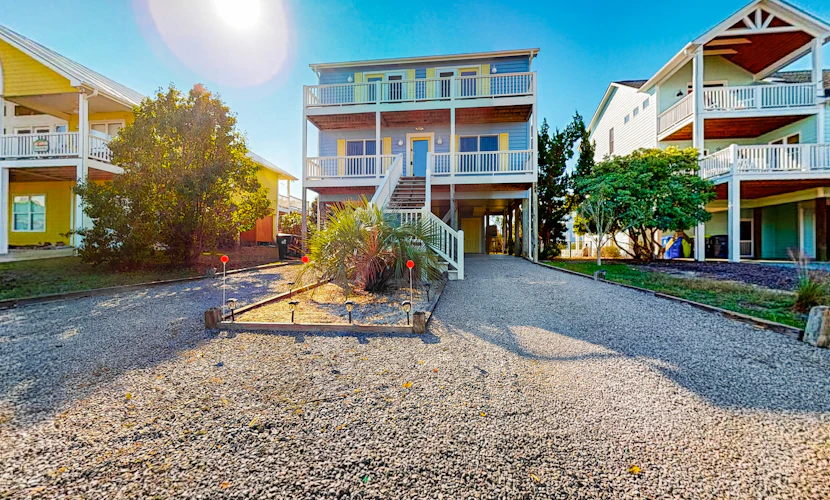 Multi-level house near Intracoastal waterway & beach with AC, patio, deck, & W/D