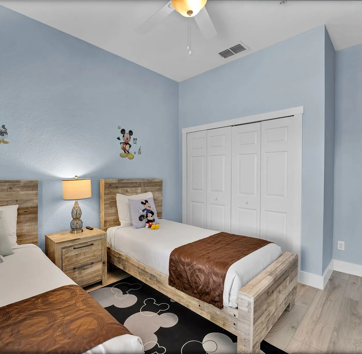 Exclusive hot tub condo, 10 min to Disney
