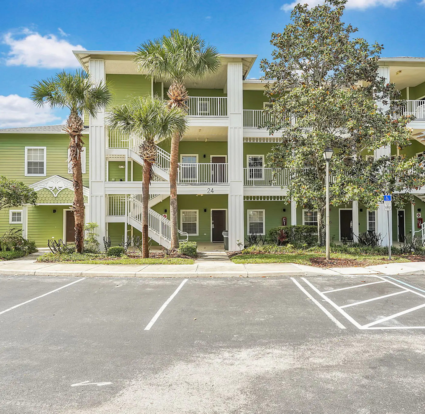 Exclusive hot tub condo, 10 min to Disney