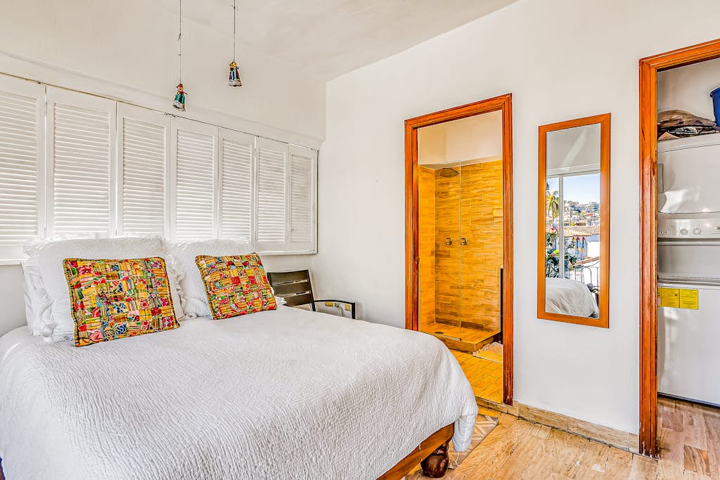 Downtown Malecon beach front, AC, walk to restaurant/bars, rooftop 360 views