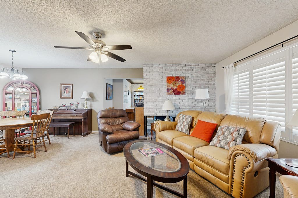 Snowbird-friendly downtown home & guest house with patio, grill, office, W/D, AC