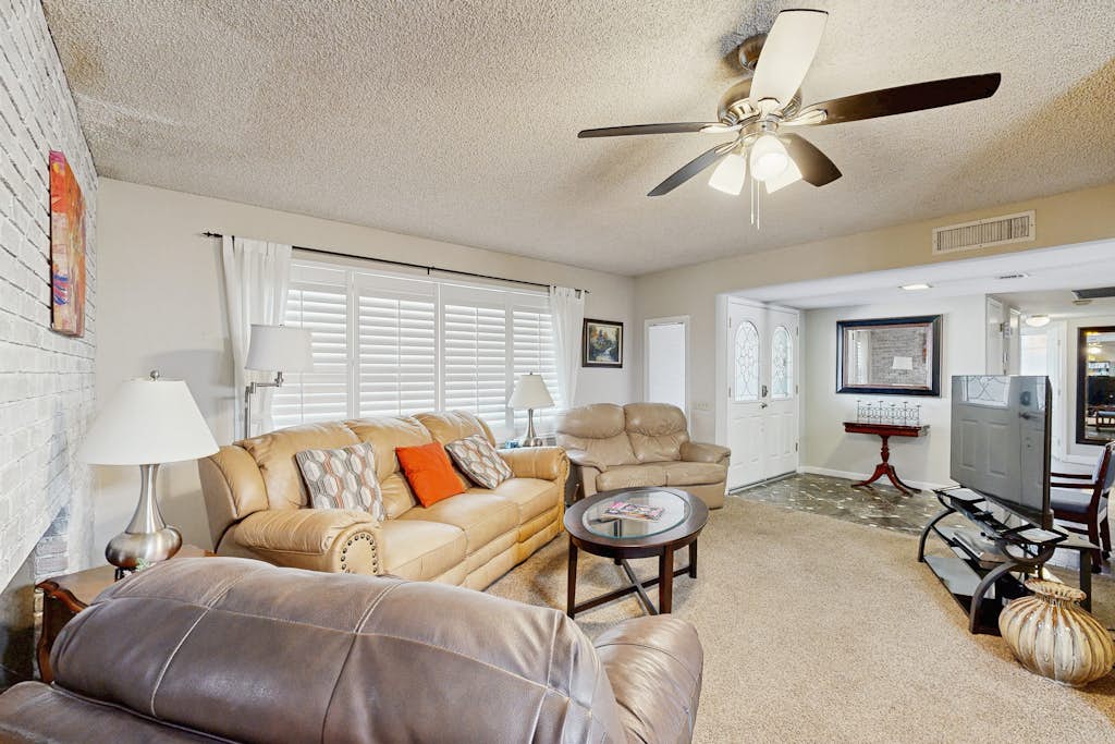 Snowbird-friendly downtown home & guest house with patio, grill, office, W/D, AC