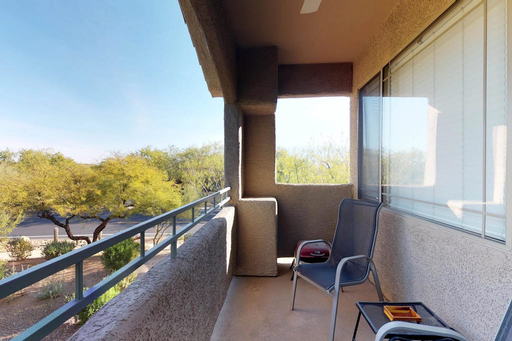 Mountain-view getaway with on-site pool, gym, hot tub & grill - dog-friendly