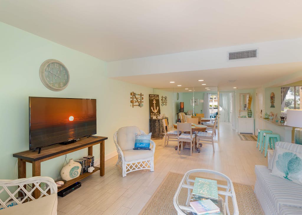 Spacious 1BR Island Club Steps to Beach