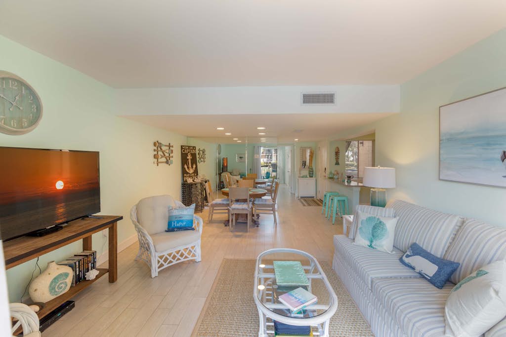 Spacious 1BR Island Club Steps to Beach