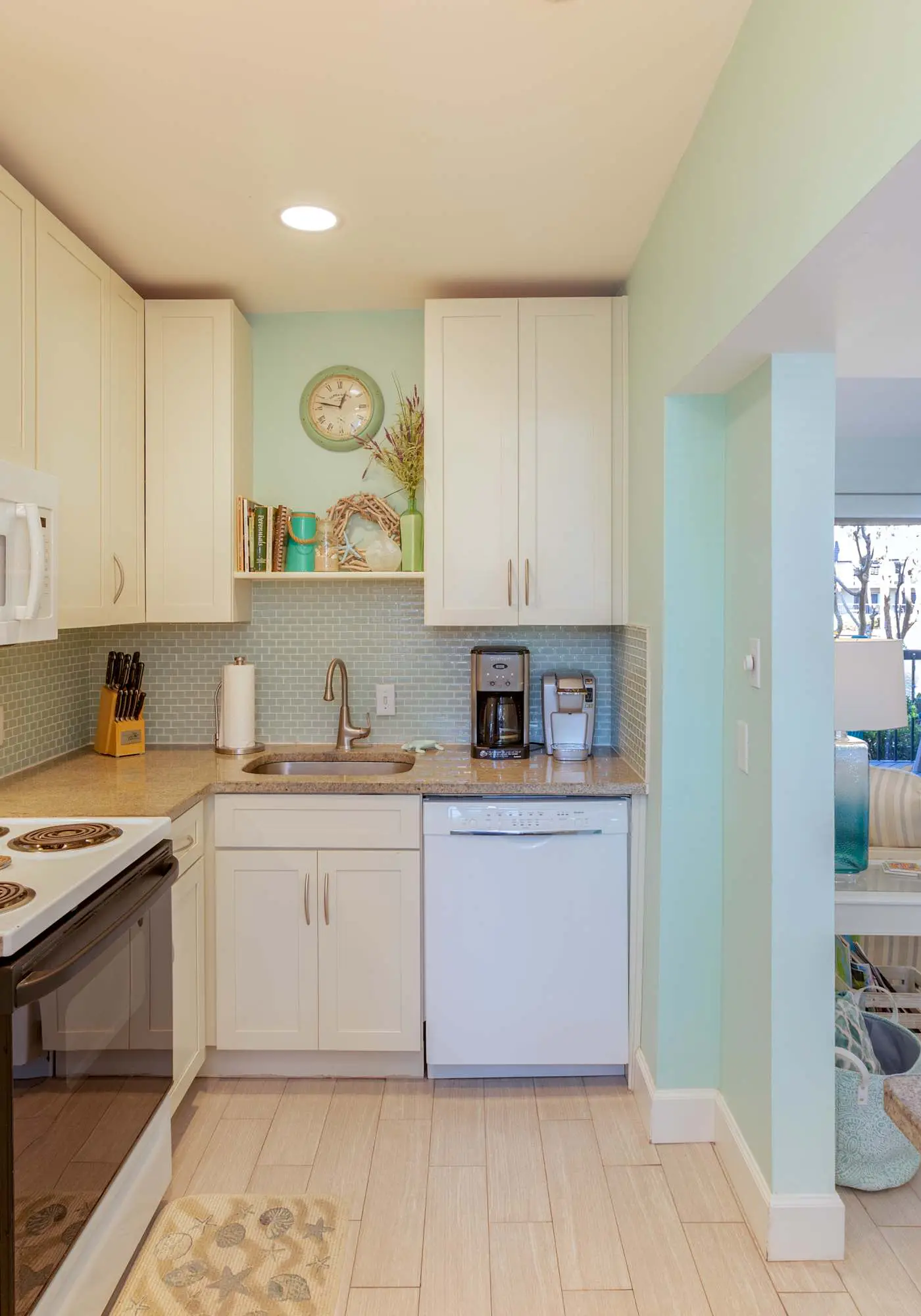Spacious 1BR Island Club Steps to Beach