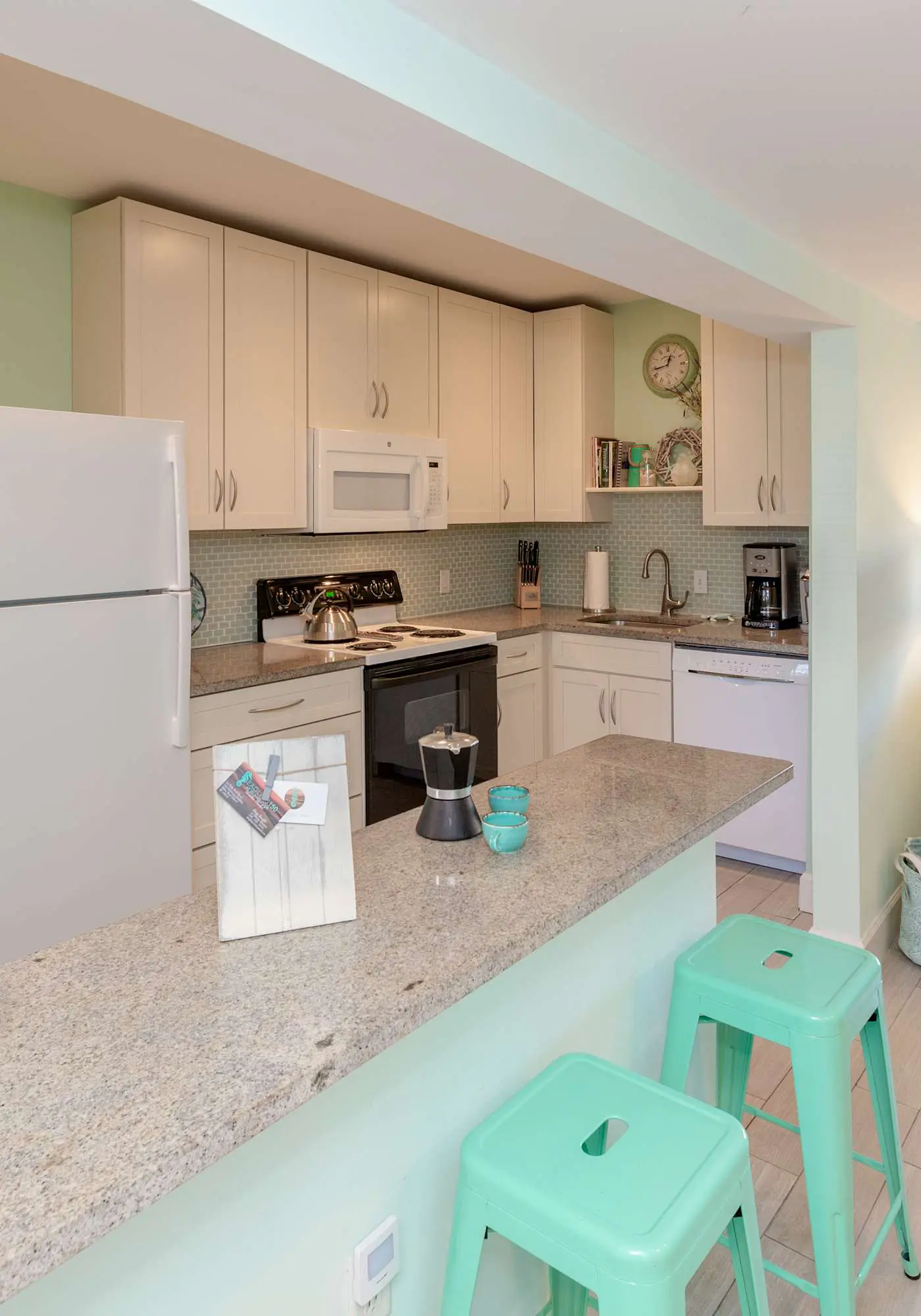 Spacious 1BR Island Club Steps to Beach