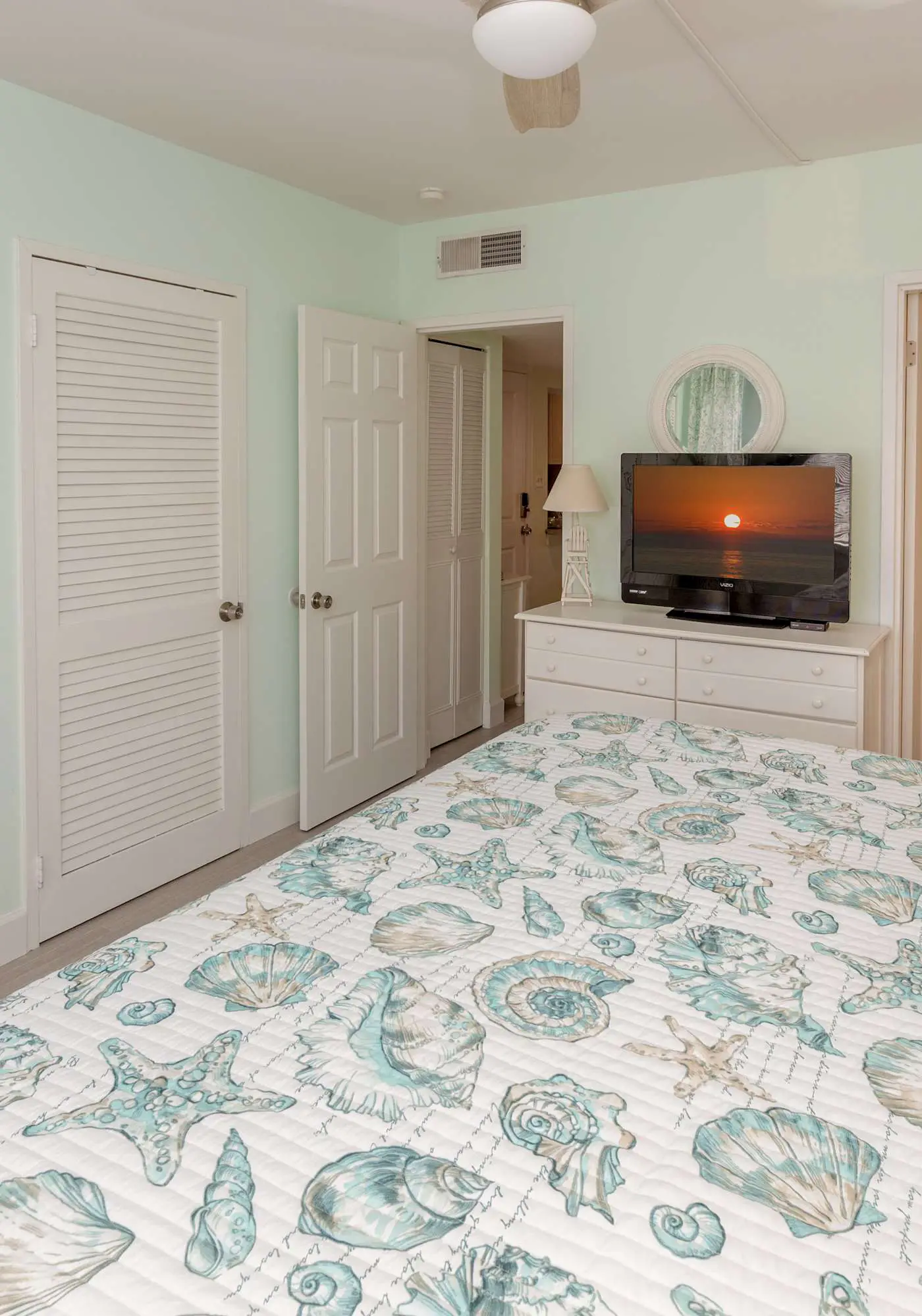 Spacious 1BR Island Club Steps to Beach