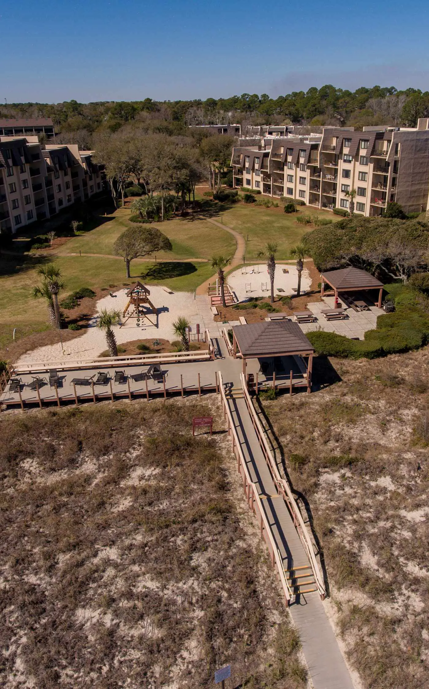 Spacious 1BR Island Club Steps to Beach