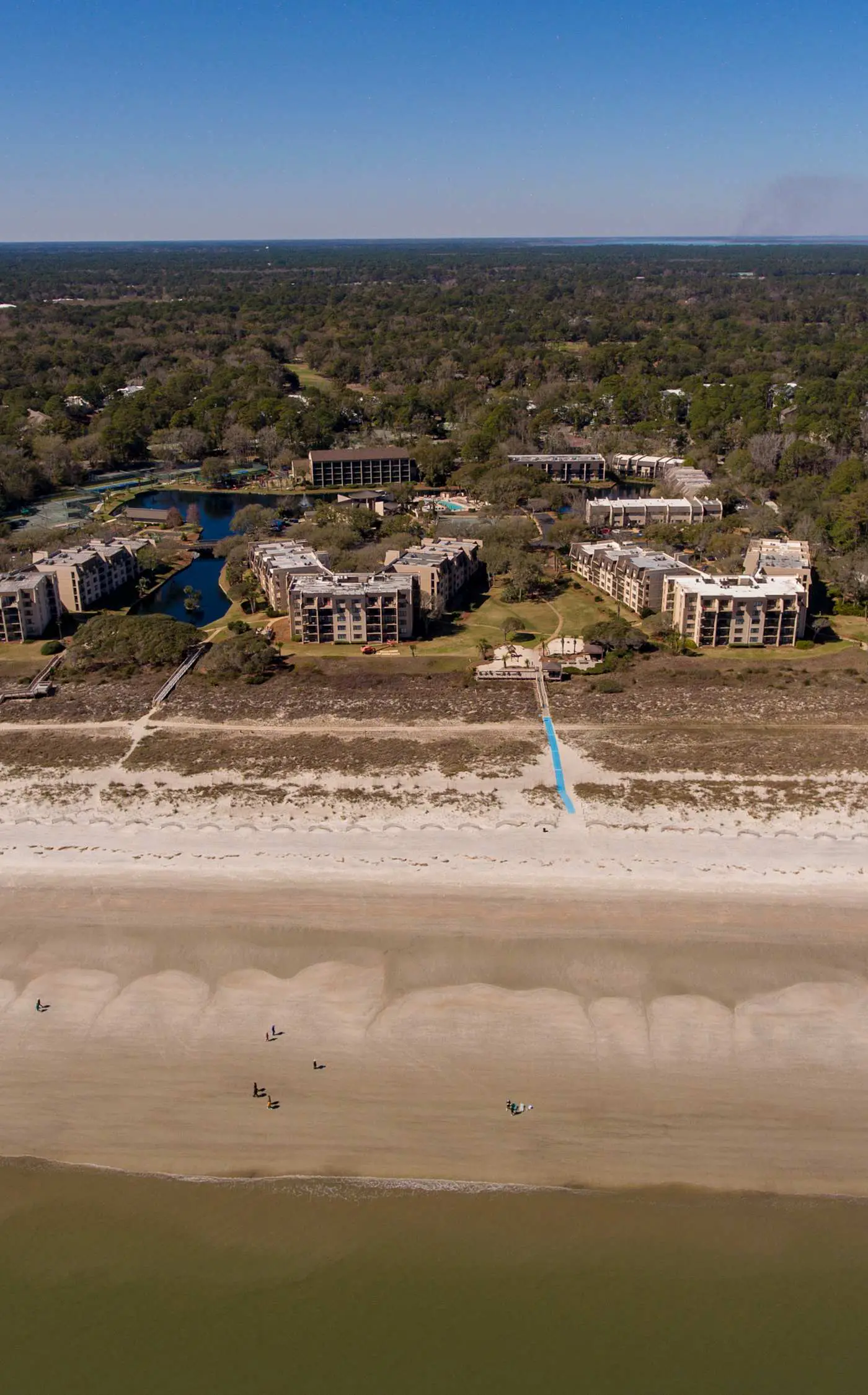 Spacious 1BR Island Club Steps to Beach