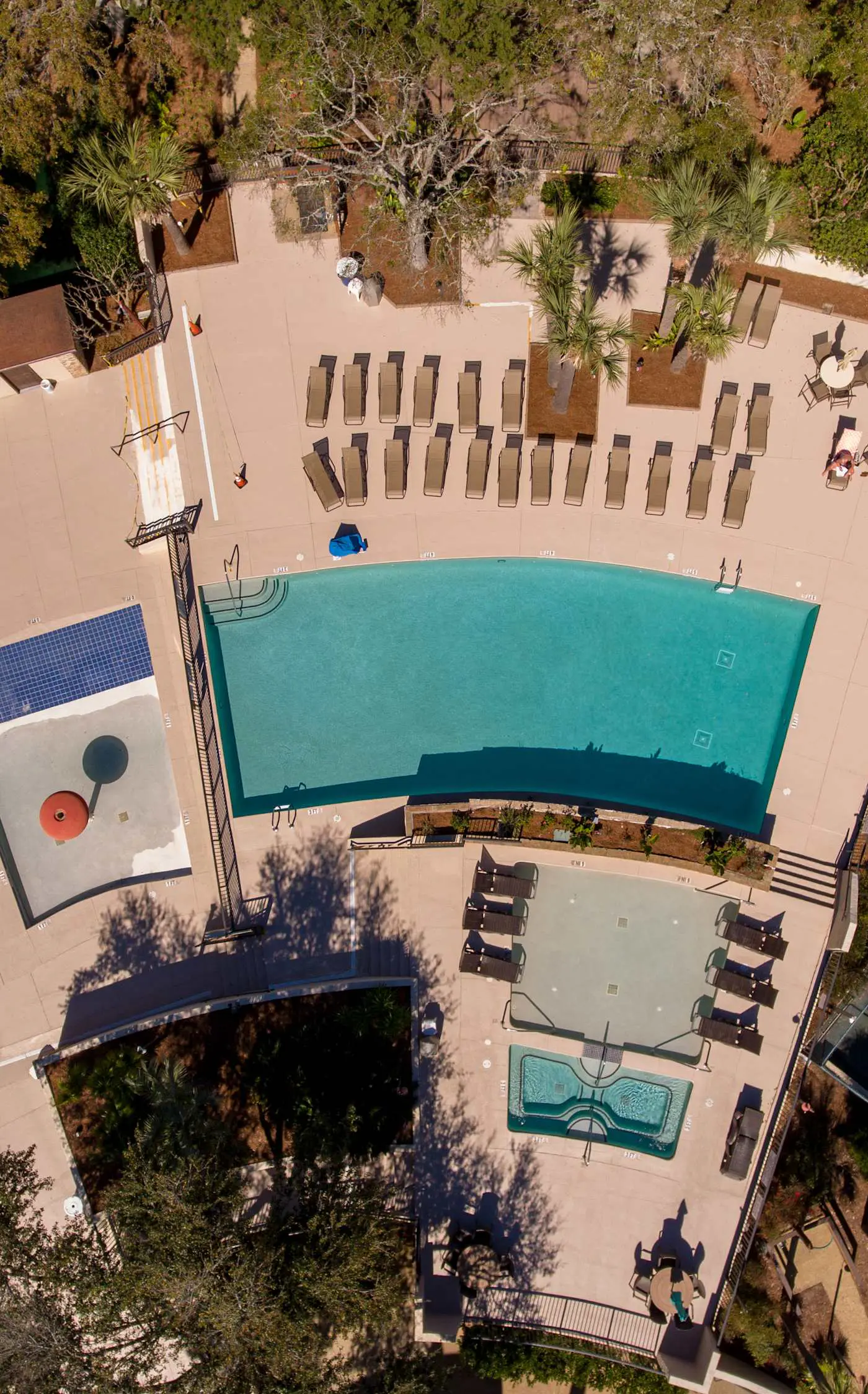 Spacious 1BR Island Club Steps to Beach