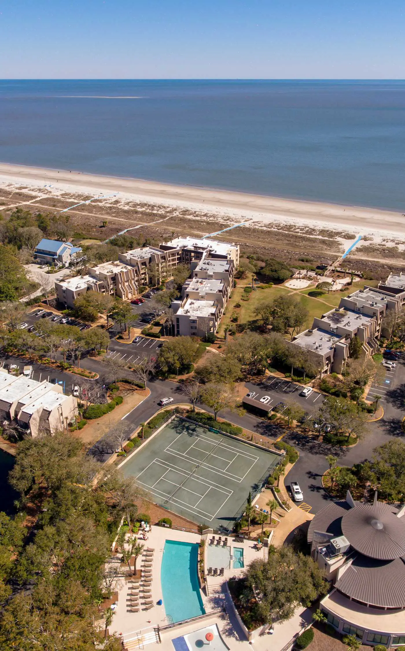 Spacious 1BR Island Club Steps to Beach