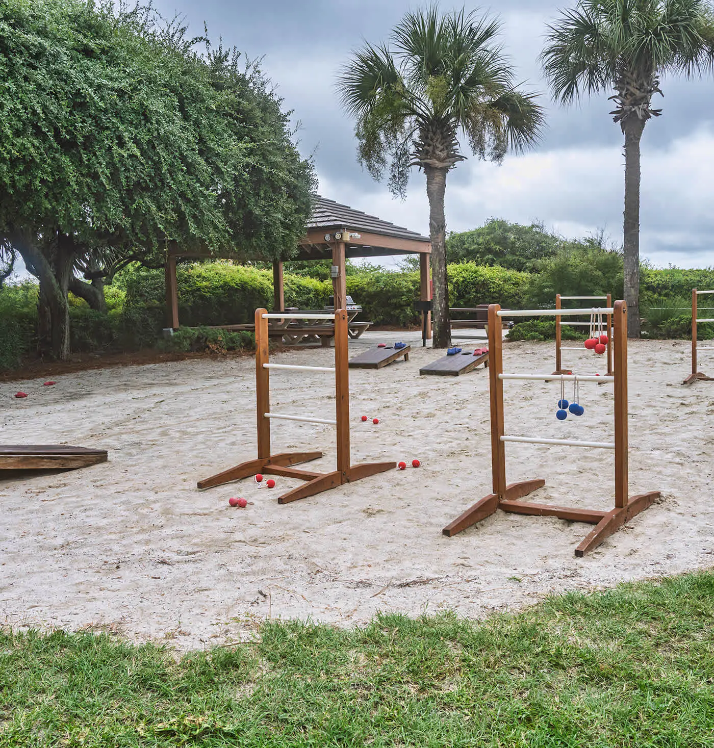 Spacious 1BR Island Club Steps to Beach
