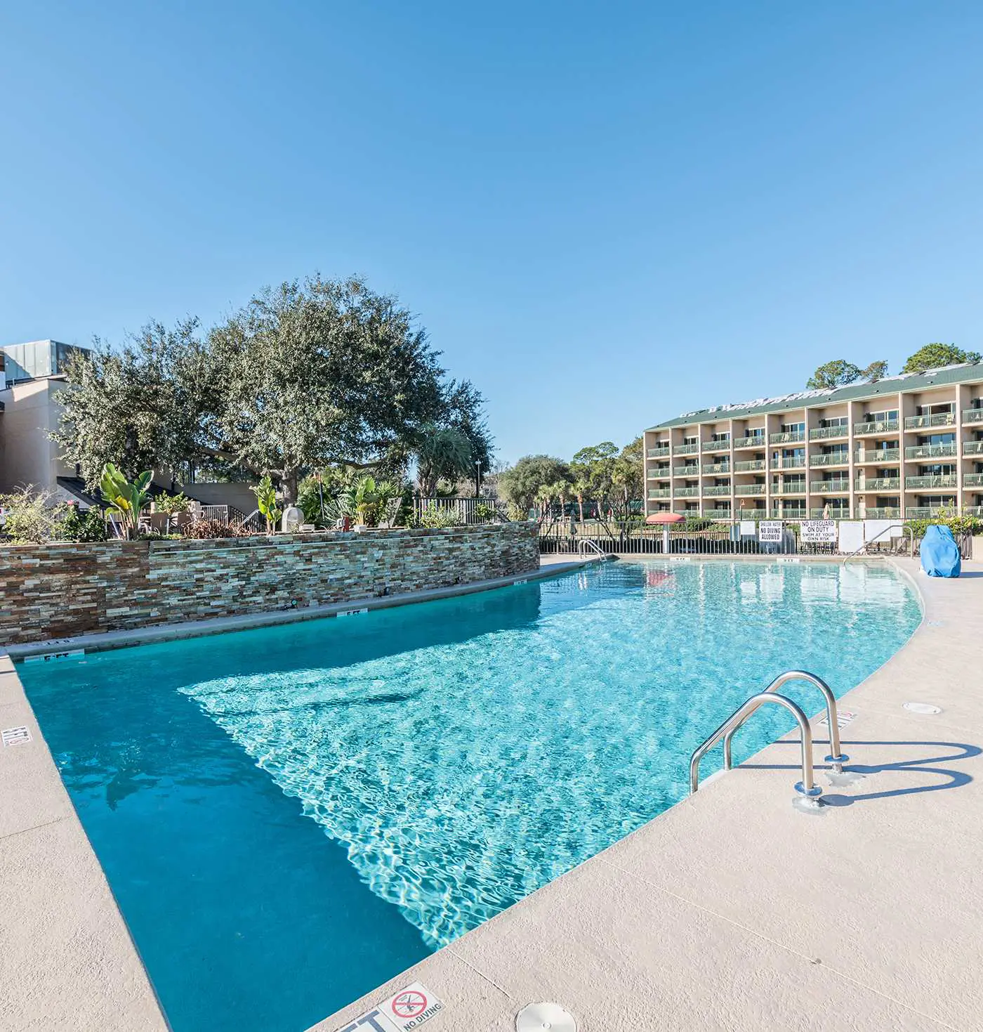 Spacious 1BR Island Club Steps to Beach