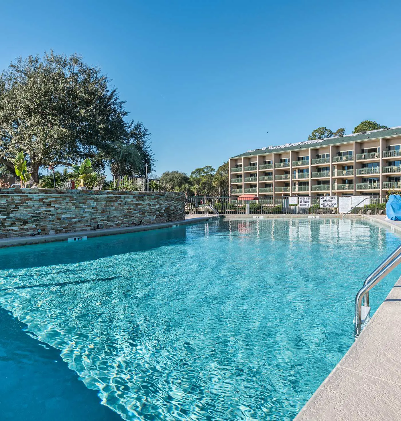 Spacious 1BR Island Club Steps to Beach