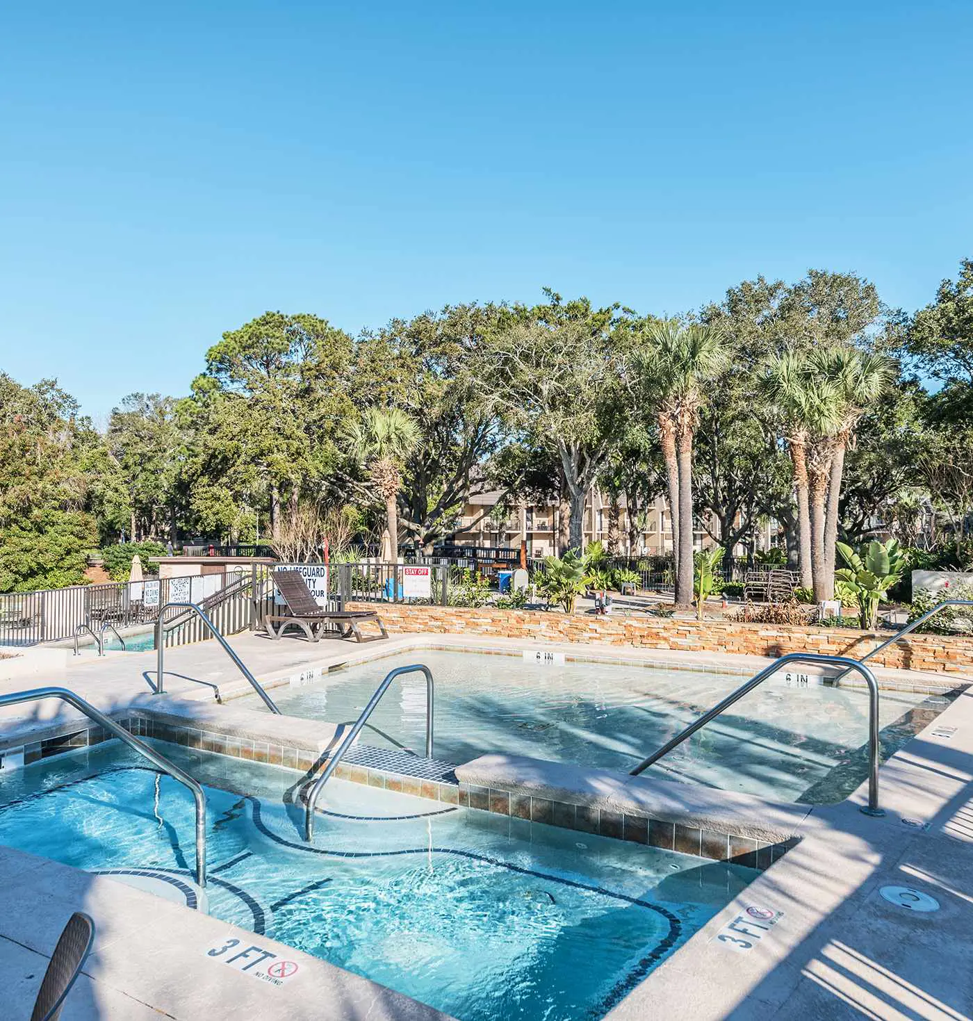 Spacious 1BR Island Club Steps to Beach