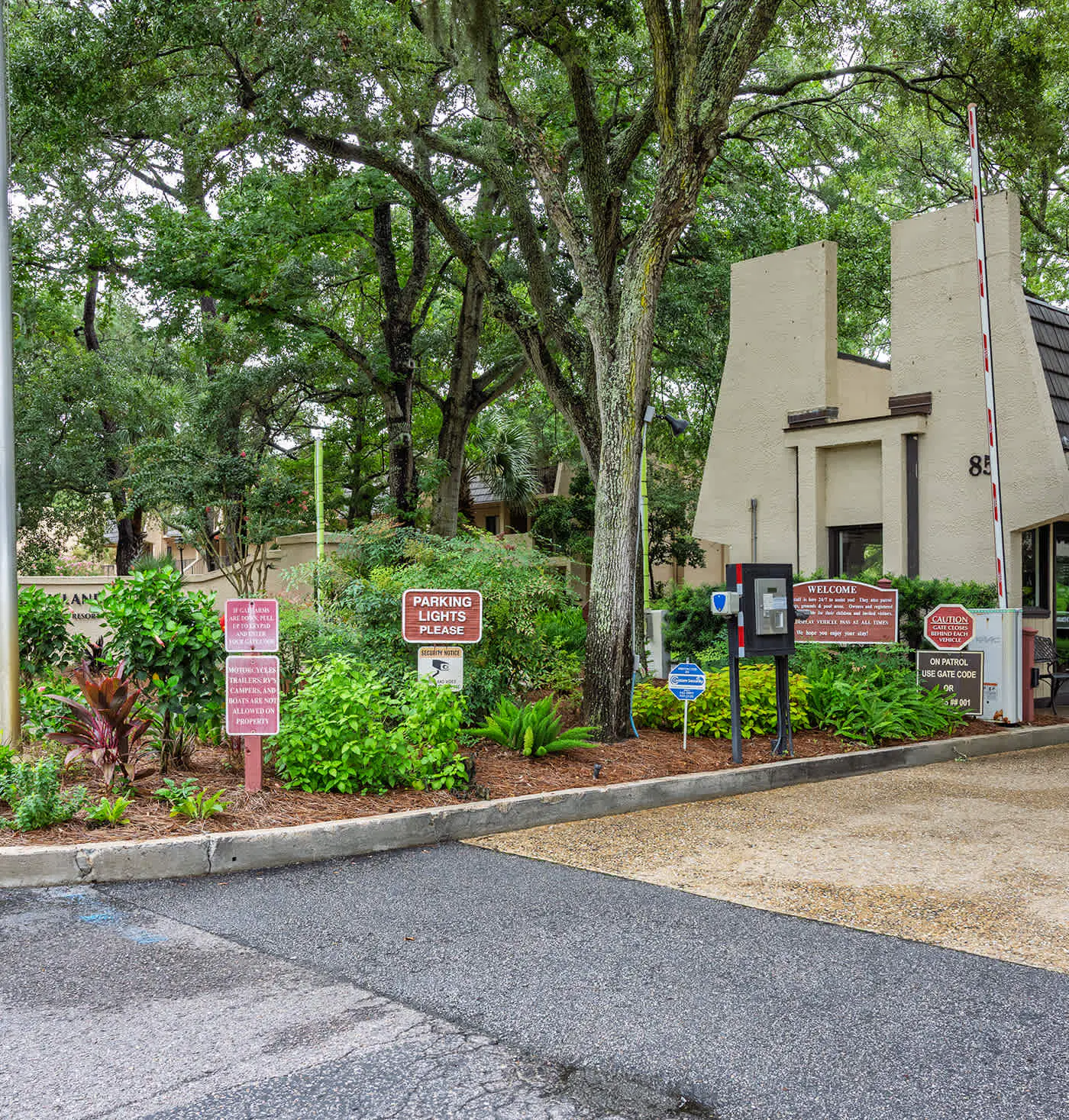 Spacious 1BR Island Club Steps to Beach