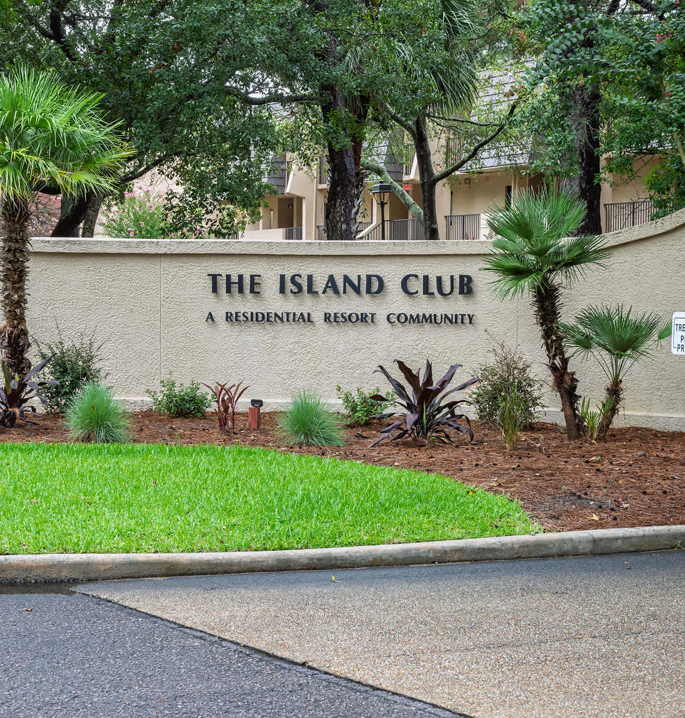 Spacious 1BR Island Club Steps to Beach