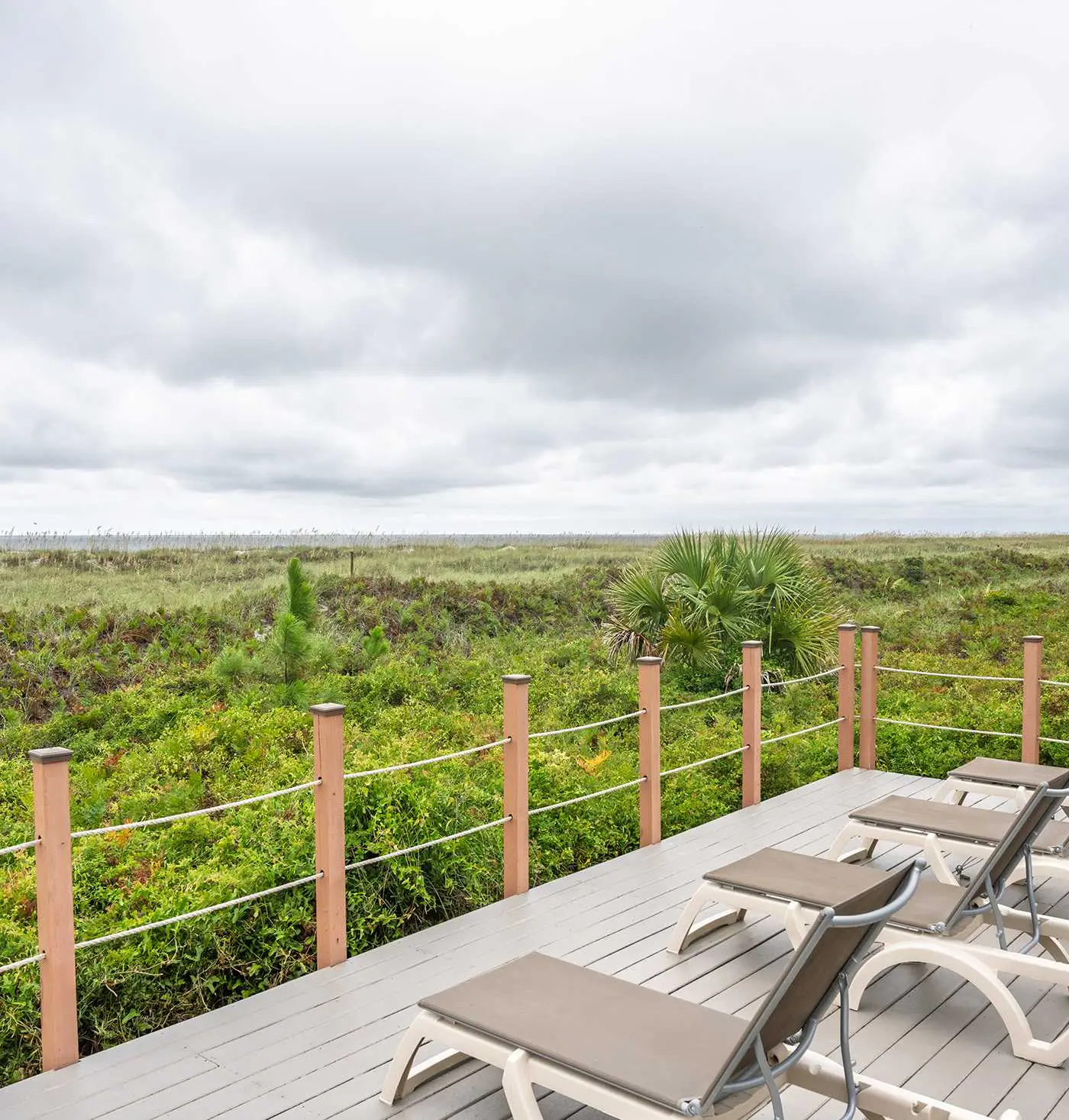Spacious 1BR Island Club Steps to Beach