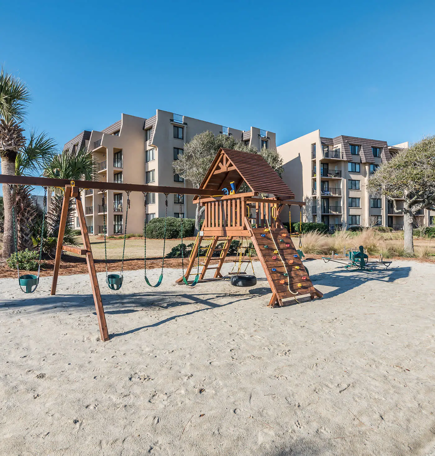 Spacious 1BR Island Club Steps to Beach