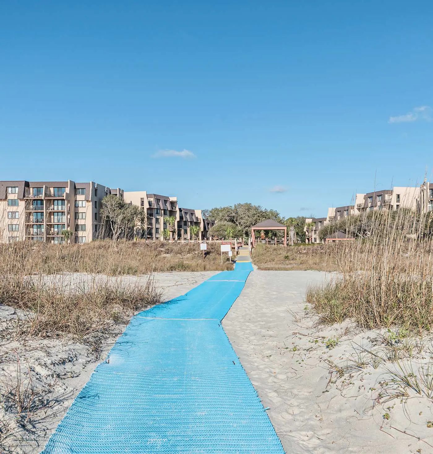 Spacious 1BR Island Club Steps to Beach