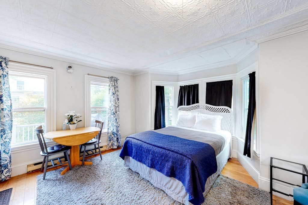 Downtown Studio w/ Full Kitchen & Shared Porch - Walk Everywhere in Town
