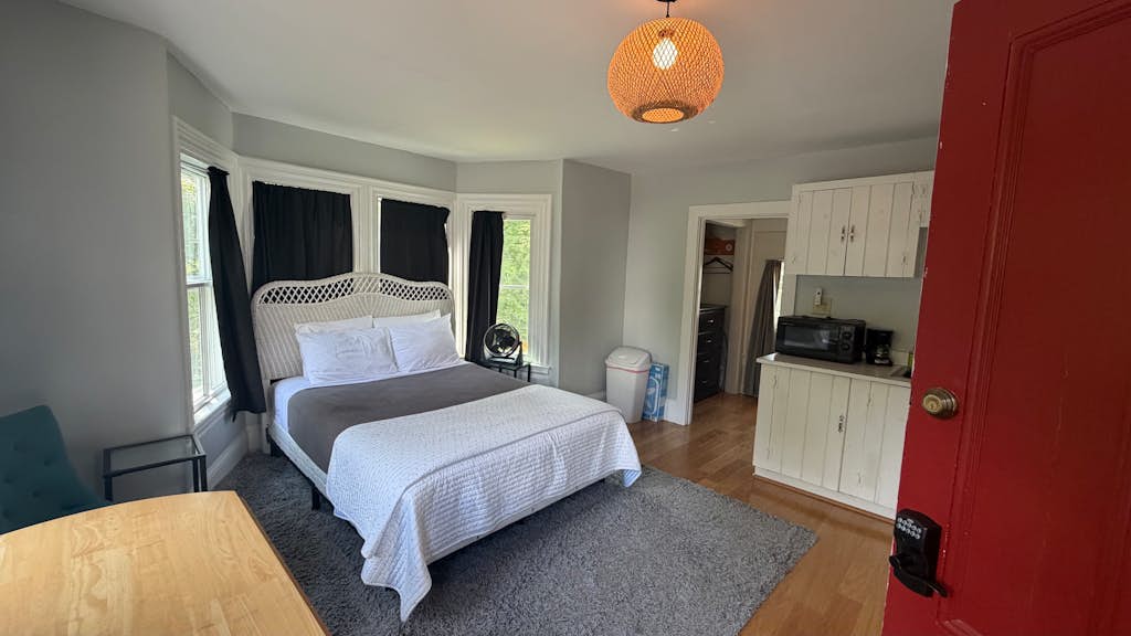 Downtown Studio w/ Full Kitchen & Shared Porch - Walk Everywhere in Town