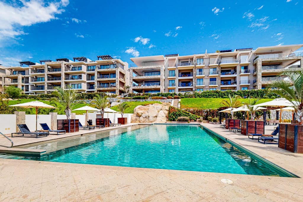 Ground-floor condo with ocean view, pool, gym, hot tub, & washer/dryer