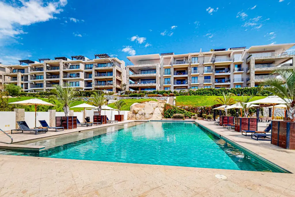 Ground-floor condo with ocean view, pool, gym, hot tub, & washer/dryer