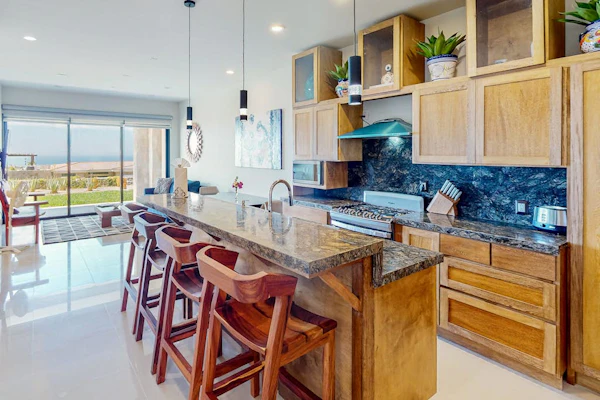 Ground-floor condo with ocean view, pool, gym, hot tub, & washer/dryer