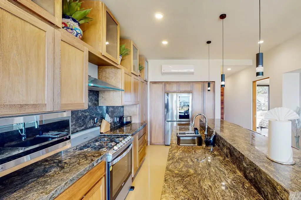 Ground-floor condo with ocean view, pool, gym, hot tub, & washer/dryer