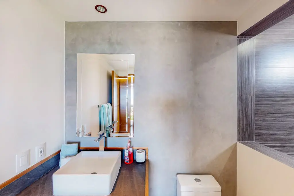 Ground-floor condo with ocean view, pool, gym, hot tub, & washer/dryer