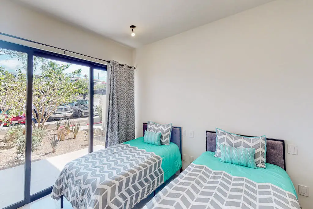 Ground-floor condo with ocean view, pool, gym, hot tub, & washer/dryer