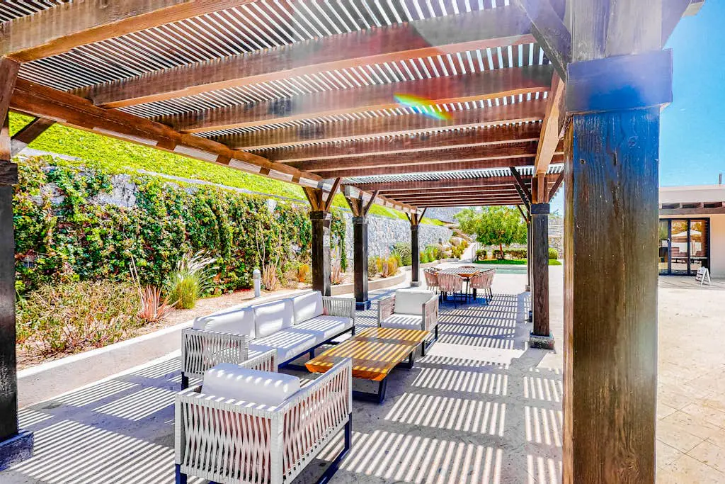 Ground-floor condo with ocean view, pool, gym, hot tub, & washer/dryer