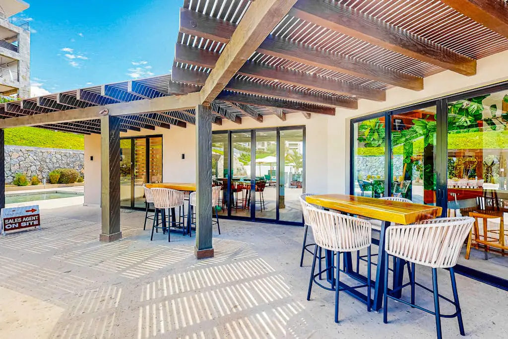Ground-floor condo with ocean view, pool, gym, hot tub, & washer/dryer