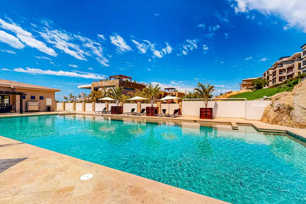 Ground-floor condo with ocean view, pool, gym, hot tub, & washer/dryer