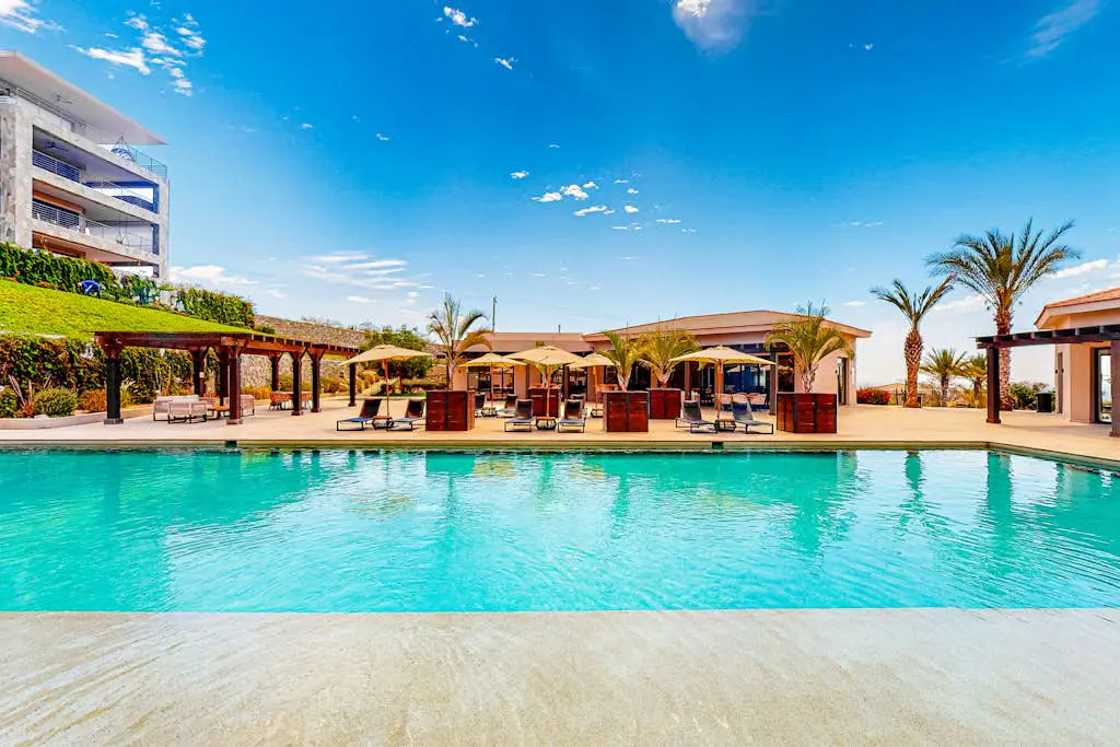 Ground-floor condo with ocean view, pool, gym, hot tub, & washer/dryer