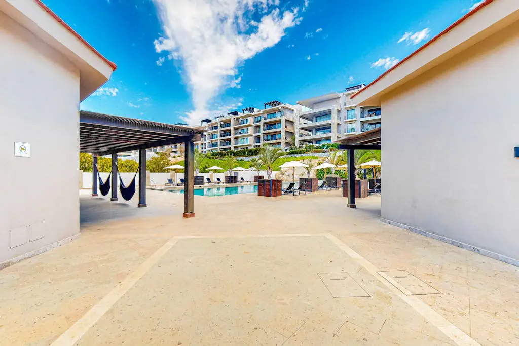 Ground-floor condo with ocean view, pool, gym, hot tub, & washer/dryer