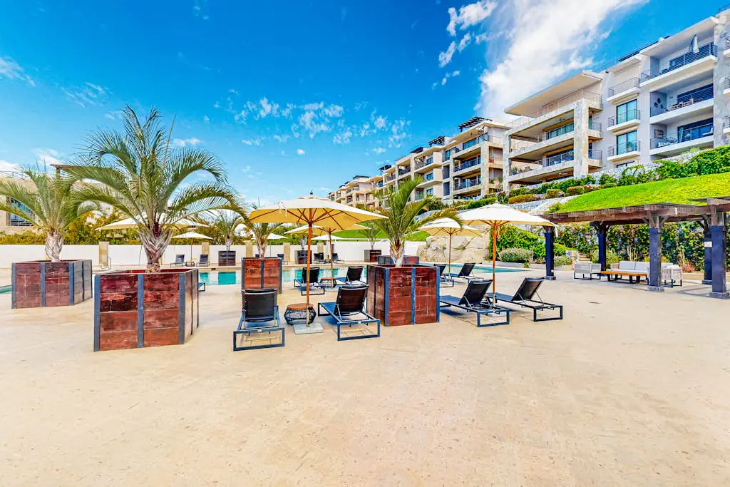Ground-floor condo with ocean view, pool, gym, hot tub, & washer/dryer