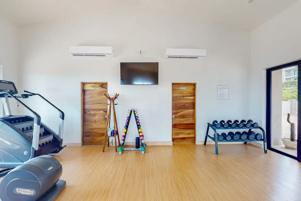 Ground-floor condo with ocean view, pool, gym, hot tub, & washer/dryer