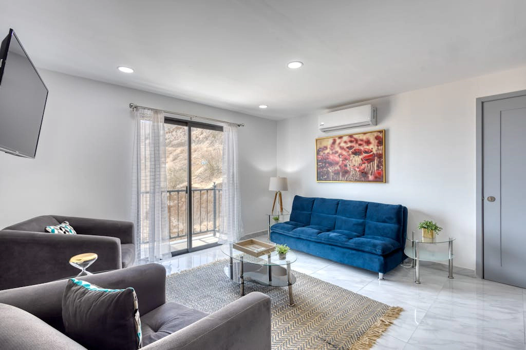 Dog-friendly hotel suite with ocean-view rooftop infinity pool, central AC & gym