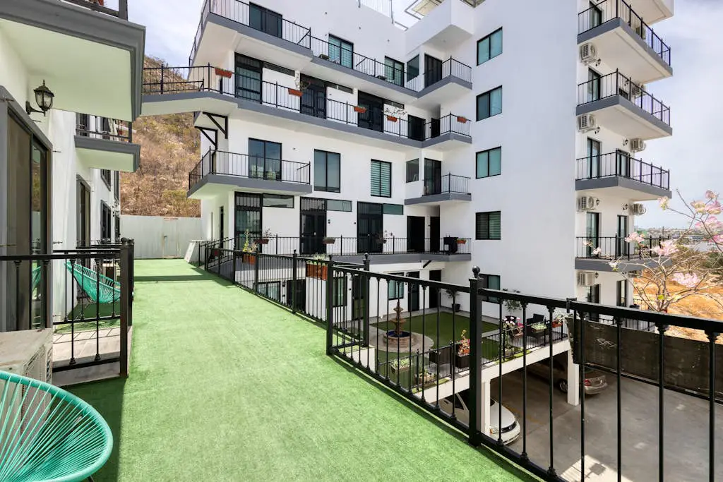 Dog-friendly hotel suite with ocean-view rooftop infinity pool, central AC & gym