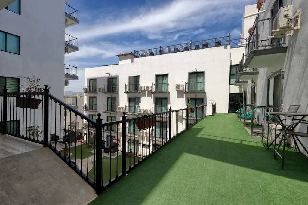 Dog-friendly hotel suite with ocean-view rooftop infinity pool, central AC & gym