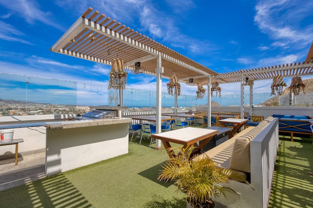 Hotel room with ocean-view rooftop infinity pool, AC, & gym - dog-friendly