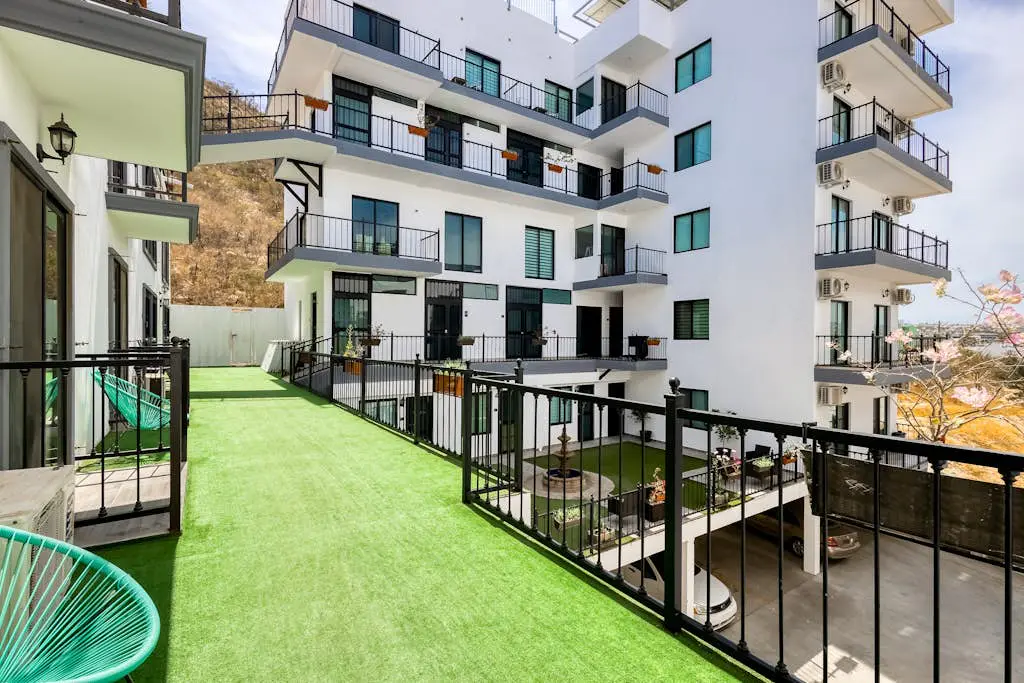 Hotel room with ocean-view rooftop infinity pool, AC, & gym - dog-friendly