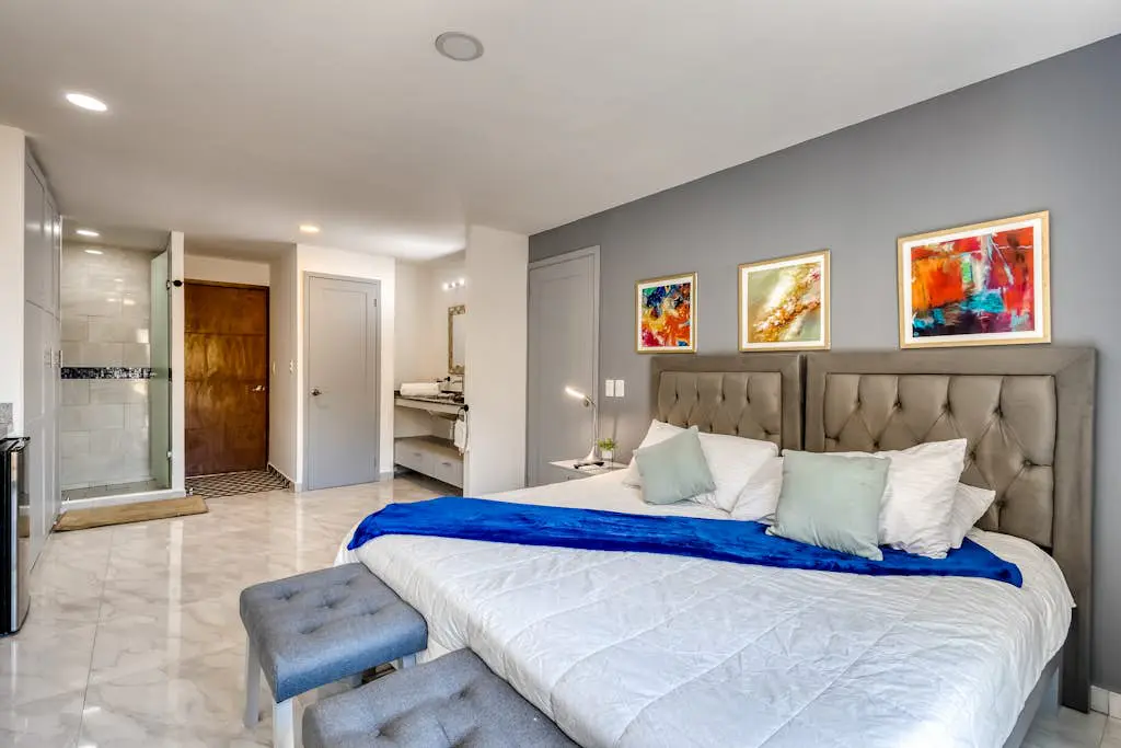 Hotel room with ocean-view rooftop infinity pool, AC, & gym - dog-friendly